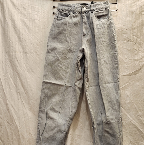 Boutique 1861 | Light Wash Denim | Tapered Highrise, Barrel Leg Jeans - Picture 2 of 7